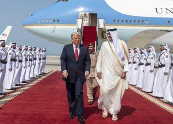 Trump pide "hacer tratos y no la guerra" al cierre de su visita a Catar