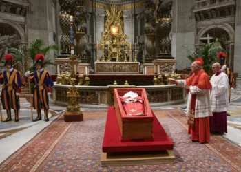 Figuras clave del cónclave: del camarlengo a la voz del ‘Habemus papam’
