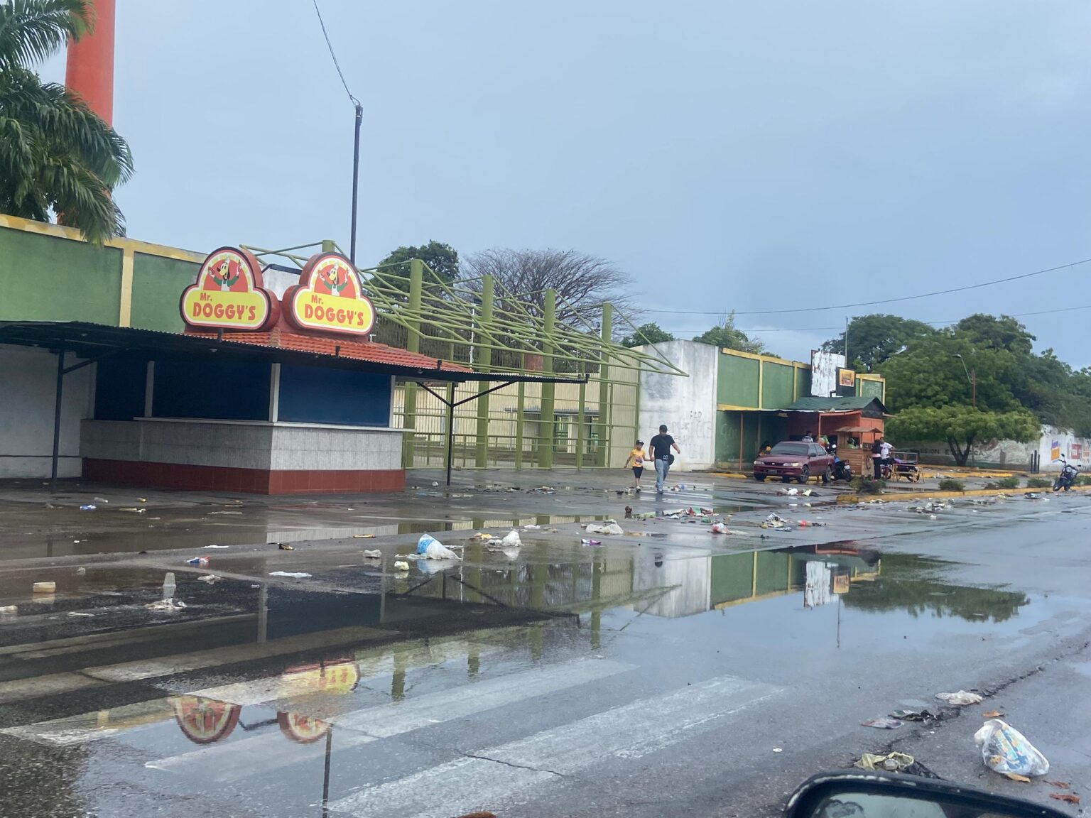 Lluvia de este domingo dejó basura y suciedad en diferentes calles de ...