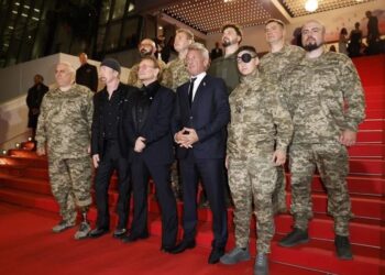 Bono estuvo acompañado por soldados ucranianos en la alfombra roja de Cannes