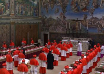 'Extra omnes': Los cardenales se encierran en la Capilla Sixtina para elegir un papa