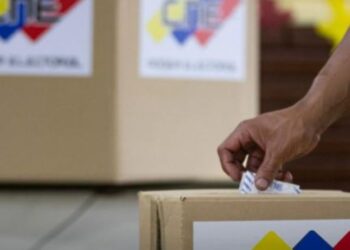 Periodista venezolano alertó sobre ausencia de código QR en actas de escrutinio, tras reciente simulacro