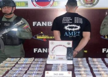 Detienen a hombre en Venezuela por transportar más de 300.000 dólares en billetes falsos