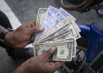 La moneda venezolana cae en abril un 20 % frente al dólar en el mercado oficial de divisas
