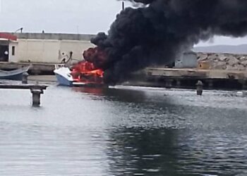 ‎Una lancha deportiva se incendió en la Marina Cumanagoto de Cumaná (+Video)