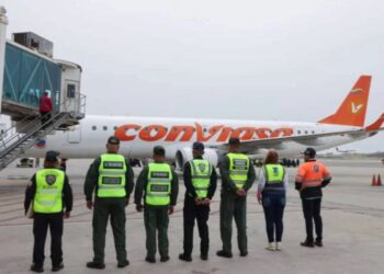 Llegan a Venezuela 193 migrantes deportados de Estados Unidos, entre ellos once niños