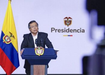 Petro afirma que el ELN cometió el "triste" error de seguir en la guerra y el narcotráfico