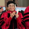 Rita Moreno recibe un doctorado honorífico de Harvard por su brillante aporte a las artes