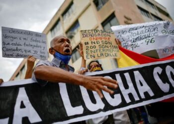 Trabajadores venezolanos protestan contra lo que consideran sueldos de "hambre y miseria"