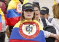 Al grito de "¡Fuerza, Miguel!", militares retirados se suman a la vigilia por Uribe Turbay