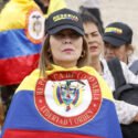Al grito de "¡Fuerza, Miguel!", militares retirados se suman a la vigilia por Uribe Turbay