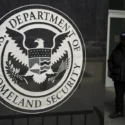 EE.UU. informa a miles de migrantes de Cuba, Nicaragua y Venezuela del fin del estatus temporal
