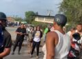 Habitantes de El Morro cerraron la vía para denunciar maltratos de una comisión policial que vino de Caracas
