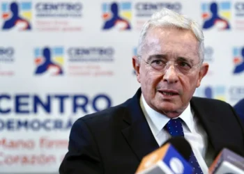 La Fiscalía colombiana pide a una jueza que condene al expresidente Uribe por fraude procesal y soborno