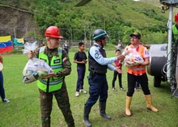 Autoridades venezolanas reparten una tonelada de insumos en región afectada por lluvias
