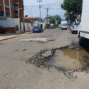 Denuncian el deterioro de las calles de Colinas del Neverí en Barcelona