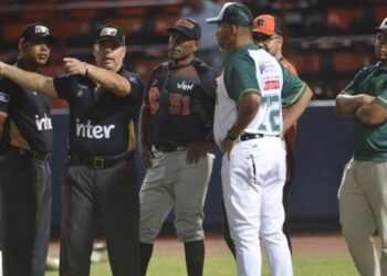 Caciques dominó a Samanes en un encuentro acortado por la lluvia