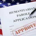 Asociaciones de migrantes advierten que fin de 'parole' humanitario impactará la economía de EEUU