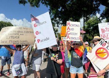 Miles de vecinos de Donald Trump van a su casa de Mar-a-Lago a gritarle: 'No Kings'