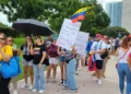 Un juez de EE.UU. impide que Trump invalide los permisos legales de 5.000 venezolanos