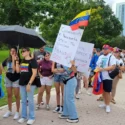 Un juez de EE.UU. impide que Trump invalide los permisos legales de 5.000 venezolanos