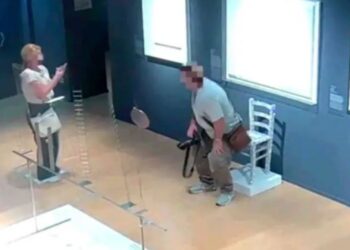 Museo Palazzo Maffei demandó al hombre que rompió una silla hecha con cristales de Swarovski