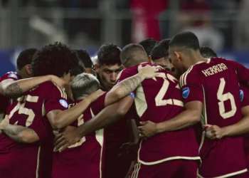 Venezuela vence 2-0 a Bolivia y queda cerca del repechaje al Mundial 2026