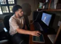 Venezolanos repatriados desde El Salvador transforman el "terror" del Cecot en música