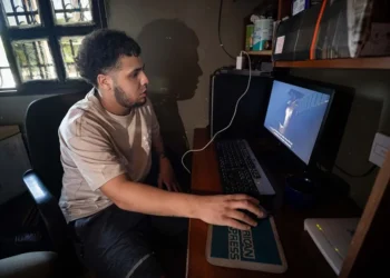 Venezolanos repatriados desde El Salvador transforman el "terror" del Cecot en música