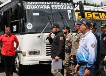 Diosdado Cabello entrega a instituciones y al Esequibo vehículos incautados