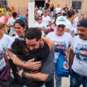 Carupanero detenido en el Cecot fue recibido por familiares y amigos en medio de una fiesta popular