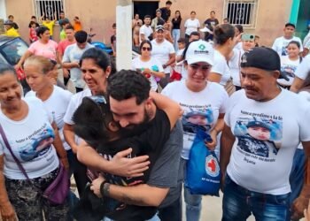 Carupanero detenido en el Cecot fue recibido por familiares y amigos en medio de una fiesta popular