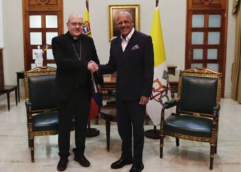 Jorge Rodríguez entregó una carta dirigida al papa para que interceda por niños migrantes en EE.UU