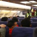 Un grupo de 210 migrantes venezolanos regresa a su país tras ser deportados por EE.UU.