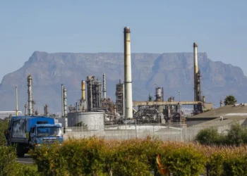 La OPEP+ decide aumentar su bombeo en 548.000 barriles diarios de crudo