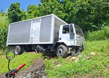 Motorizado perdió la vida y su acompañante resultó herida al chocar con un camión en El Rincón