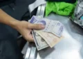 El bolívar cae un 52 % frente al dólar en el mercado oficial en el primer semestre