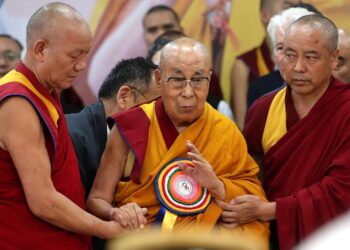 ¿Por qué el dalái lama no va a China a practicar el budismo?