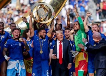 Donald Trump entrega al Chelsea el trofeo del Mundial de Clubes