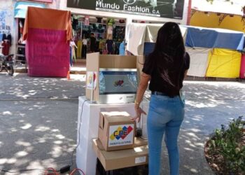 Feria Electoral se instaló en la plaza Colón para enseñar a los carupaneros a votar