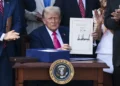 Trump rubrica su ley de recorte fiscal y presupuestario y dice que es su "mayor victoria"