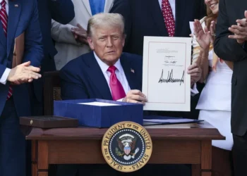Trump rubrica su ley de recorte fiscal y presupuestario y dice que es su "mayor victoria"