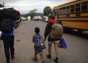 Los migrantes dan la vuelta: miles retornan desilusionados del “sueño americano”