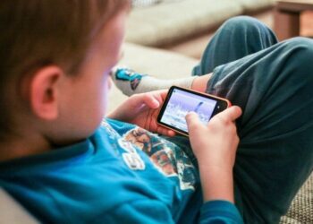 Uso del celular antes de 13 años de edad compromete la salud mental