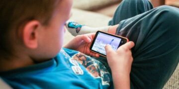 Uso del celular antes de 13 años de edad compromete la salud mental