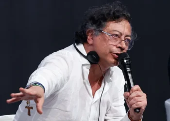 Petro: El vínculo del ELN con el narcotráfico lo inhabilita para entender la necesidad de paz
