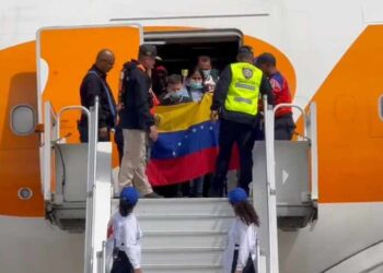 Venezuela recibe un vuelo con 213 migrantes deportados desde Estados Unidos