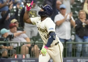 Andruw Monasterio despachó cuadrangular en victoria de Cerveceros