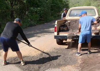 Choferes de la ruta Anaco - Santa Rosa realizaron jornada para reparar huecos