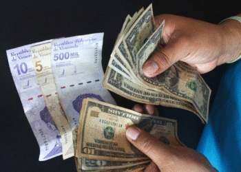 La moneda venezolana cae en agosto 15 % frente al dólar en el mercado oficial de divisas